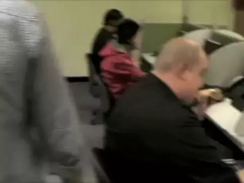 男子總是上班期間偷打瞌睡,為了給他一點教訓!同事們串通「準備大驚喜」,把他嚇得差點哭出來XDD