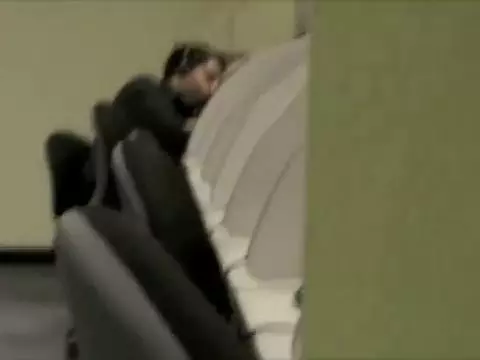 男子總是上班期間偷打瞌睡,為了給他一點教訓!同事們串通「準備大驚喜」,把他嚇得差點哭出來XDD
