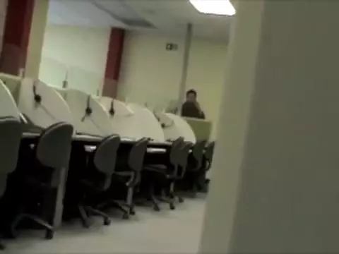 男子總是上班期間偷打瞌睡,為了給他一點教訓!同事們串通「準備大驚喜」,把他嚇得差點哭出來XDD