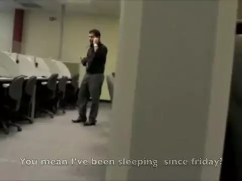 男子總是上班期間偷打瞌睡,為了給他一點教訓!同事們串通「準備大驚喜」,把他嚇得差點哭出來XDD