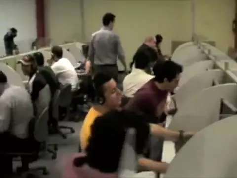 男子總是上班期間偷打瞌睡,為了給他一點教訓!同事們串通「準備大驚喜」,把他嚇得差點哭出來XDD