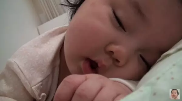 女兒被媽媽偷拍睡覺模樣,沒想到女兒卻「突然醒來傻笑」!最後撐不住睡意「對著鏡頭放電」可愛指數破表!