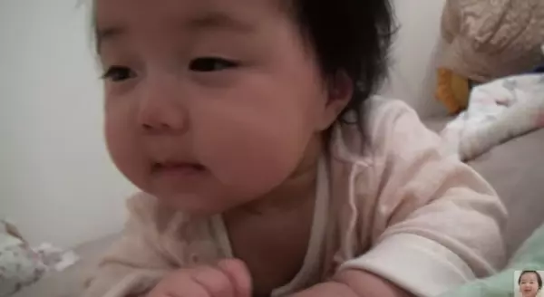 女兒被媽媽偷拍睡覺模樣,沒想到女兒卻「突然醒來傻笑」!最後撐不住睡意「對著鏡頭放電」可愛指數破表!