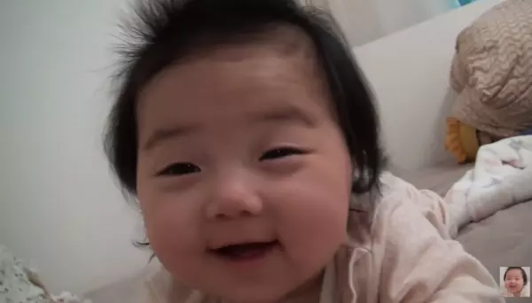 女兒被媽媽偷拍睡覺模樣,沒想到女兒卻「突然醒來傻笑」!最後撐不住睡意「對著鏡頭放電」可愛指數破表!