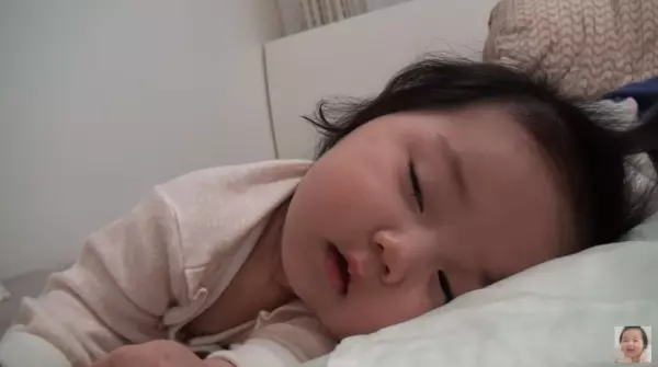 女兒被媽媽偷拍睡覺模樣,沒想到女兒卻「突然醒來傻笑」!最後撐不住睡意「對著鏡頭放電」可愛指數破表!