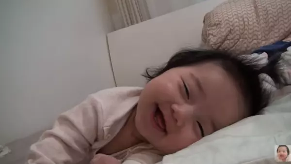 女兒被媽媽偷拍睡覺模樣,沒想到女兒卻「突然醒來傻笑」!最後撐不住睡意「對著鏡頭放電」可愛指數破表!