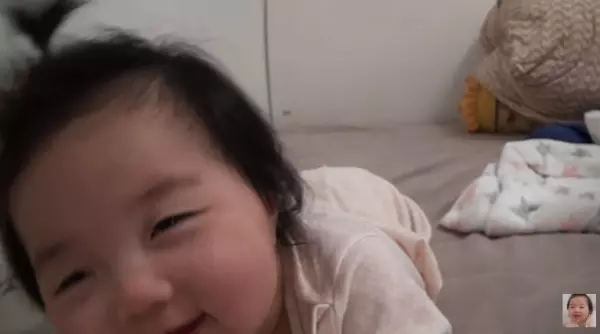 女兒被媽媽偷拍睡覺模樣,沒想到女兒卻「突然醒來傻笑」!最後撐不住睡意「對著鏡頭放電」可愛指數破表!