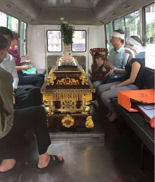 越南正妹把外國男友當「自動提款機」,半年豪花230萬,結果下場連她也沒料到會這樣!