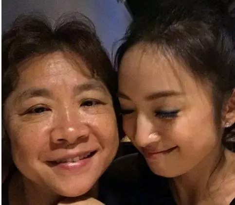 依晨遺書意外曝光,字句對媽媽的不捨,粉絲:抱抱不哭!