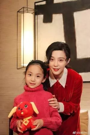 范冰冰9歲堂妹曝光!絕美五官…網大讚:范家的基因也太神