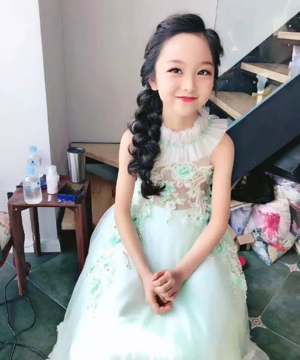 范冰冰9歲堂妹曝光!絕美五官…網大讚:范家的基因也太神
