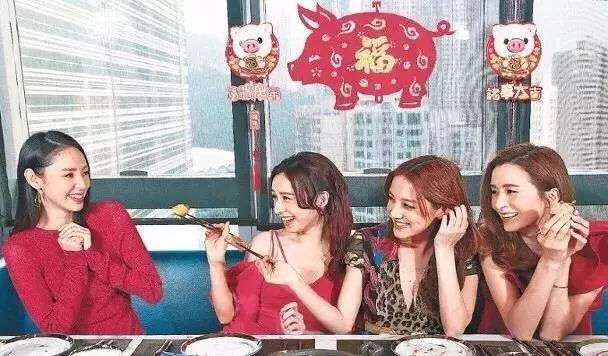 陳凱琳挺大肚現身大派紅包,肚子已經大到這程度,網友:看來多幾個月就要生了~