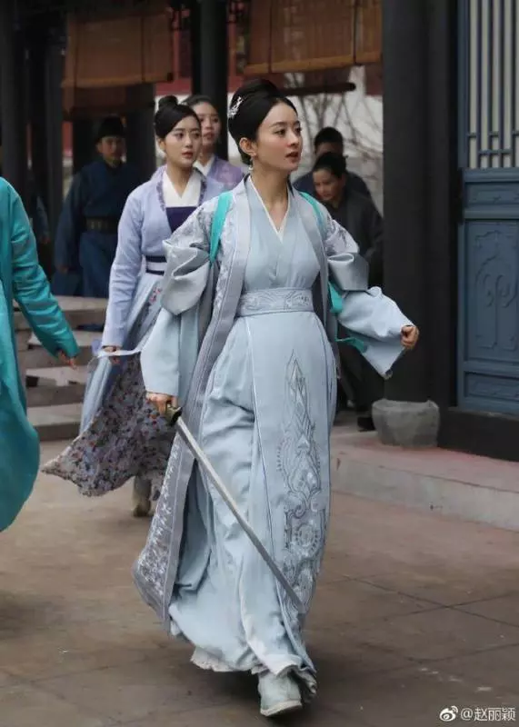 趙麗穎挺現身拍戲現場,肚子大肚遮不住,網友:肚這麼大了還出來演戲,真拼