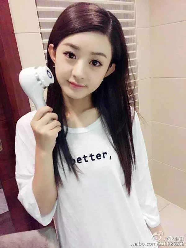 趙麗穎挺現身拍戲現場,肚子大肚遮不住,網友:肚這麼大了還出來演戲,真拼