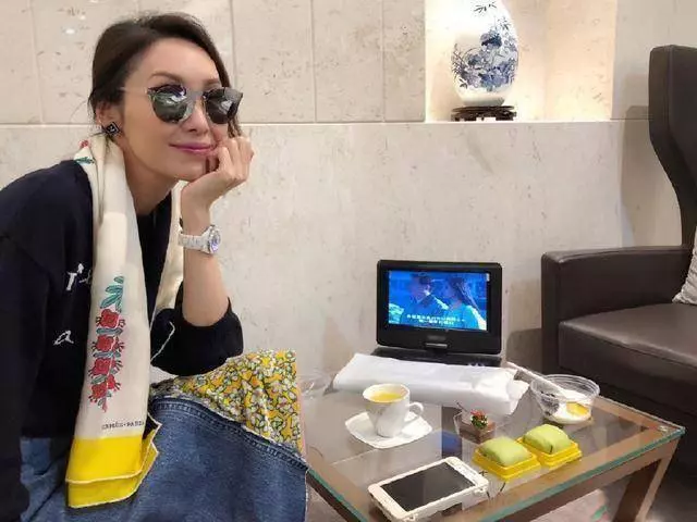 郭可盈去幾天新加坡,就換了三個愛馬仕包包,她的愛馬仕多到數不清~