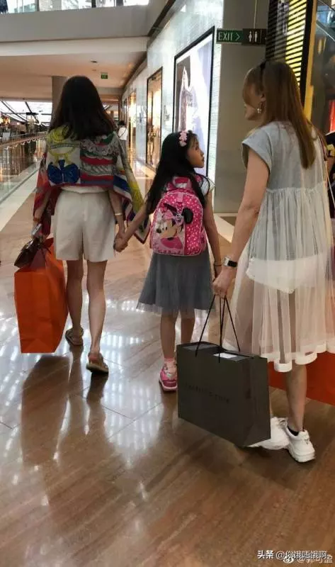 郭可盈去幾天新加坡,就換了三個愛馬仕包包,她的愛馬仕多到數不清~