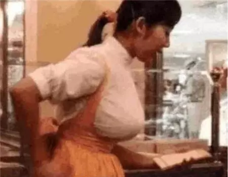 美女服務員站桌邊幫客人倒茶, 突然感覺不對勁,客人竟然偷偷對她做......