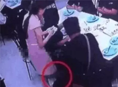 美女服務員站桌邊幫客人倒茶, 突然感覺不對勁,客人竟然偷偷對她做......