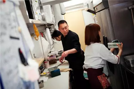 美女服務員站桌邊幫客人倒茶, 突然感覺不對勁,客人竟然偷偷對她做......