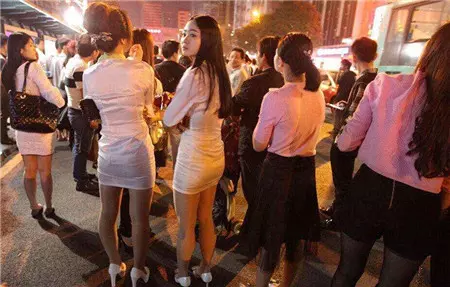 美女服務員站桌邊幫客人倒茶, 突然感覺不對勁,客人竟然偷偷對她做......