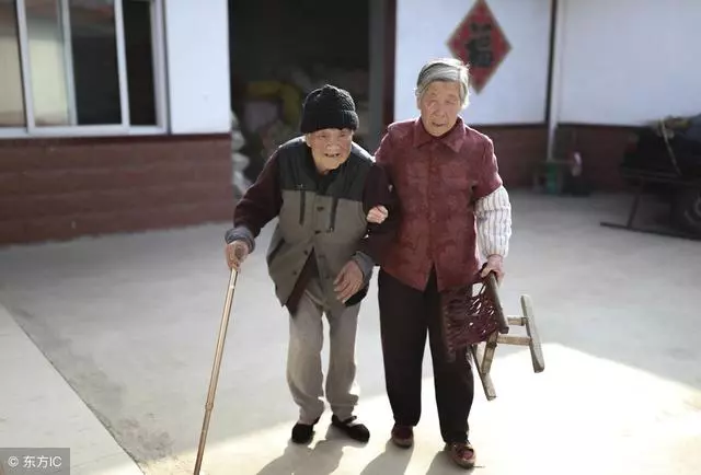 母親去世出殯,大哥和老三各出四千五,村裡人都覺得他們很大方