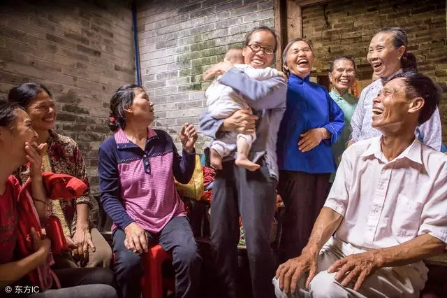 母親去世出殯,大哥和老三各出四千五,村裡人都覺得他們很大方