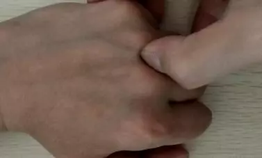 有一個特殊的穴位「感冒穴」,刺激它5分鐘,男女老少感冒都管用