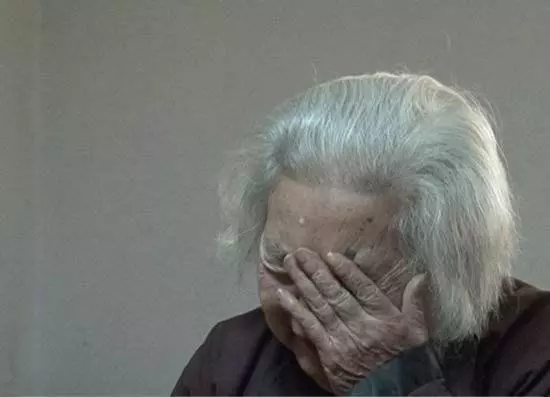 老太想參加孫子婚禮,卻遭兒子拒絕,偷偷進城才知道孫子..