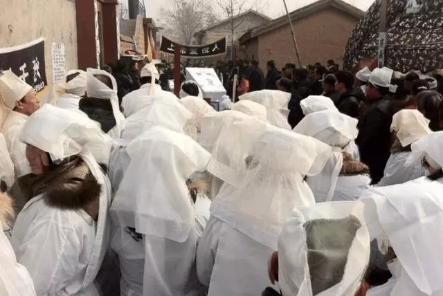 老太想參加孫子婚禮,卻遭兒子拒絕,偷偷進城才知道孫子..