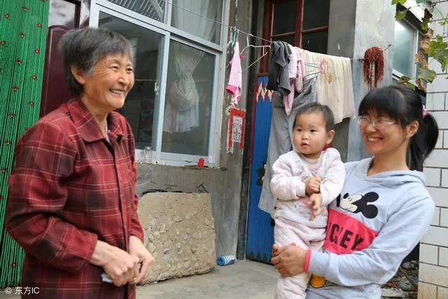 老母親有難找兒子借錢,兒媳給盒糖果打發,回去一看,忍不住痛哭流涕!