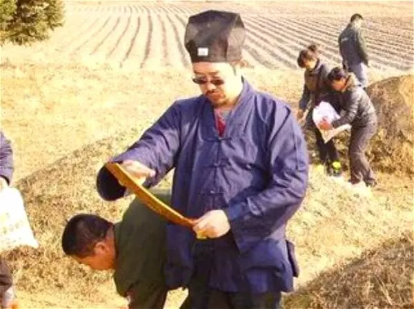 三個兒媳接連暴亡,風水先生讓挖開祖墳,看到裡面....婆婆癱坐在地,悔得腸子都青了。