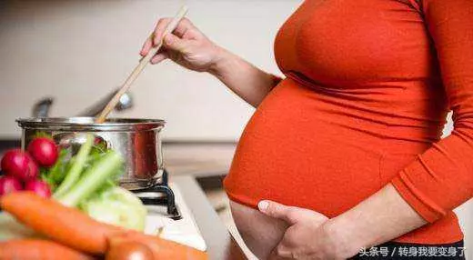 婆婆生日全家人都閒聊,我挺著大肚子在做飯,老公回家直接掀桌子