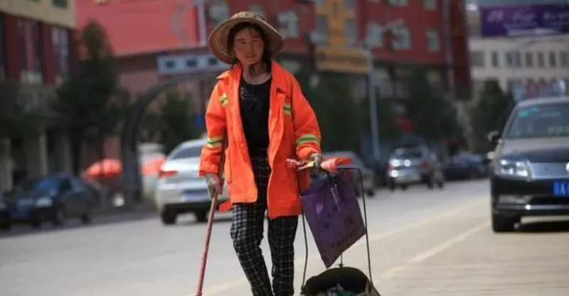 清潔工撿到一張高考準考證,及時送去卻被解僱,失主知後驚喜來了