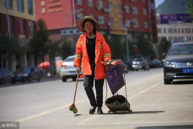 清潔工撿到一張高考準考證,及時送去卻被解僱,失主知後驚喜來了