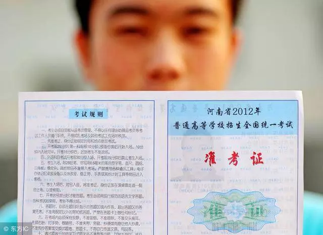 清潔工撿到一張高考準考證,及時送去卻被解僱,失主知後驚喜來了