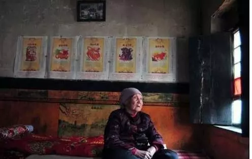 父母走後,村民卻說老屋還有人住,男子不解推開門後跪地痛哭:媽,我回家了!
