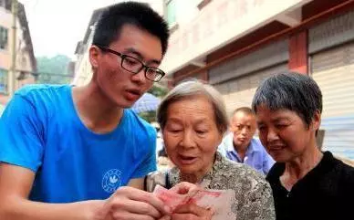 父母走後,村民卻說老屋還有人住,男子不解推開門後跪地痛哭:媽,我回家了!