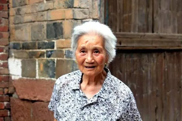 父母走後,村民卻說老屋還有人住,男子不解推開門後跪地痛哭:媽,我回家了!
