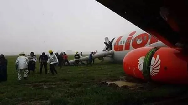 暴雨中降落失控 獅航載189人客機 滑出跑道 !