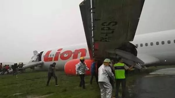 暴雨中降落失控 獅航載189人客機 滑出跑道 !