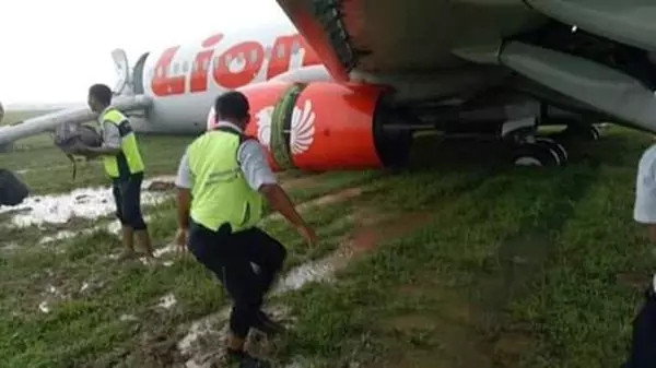 暴雨中降落失控 獅航載189人客機 滑出跑道 !