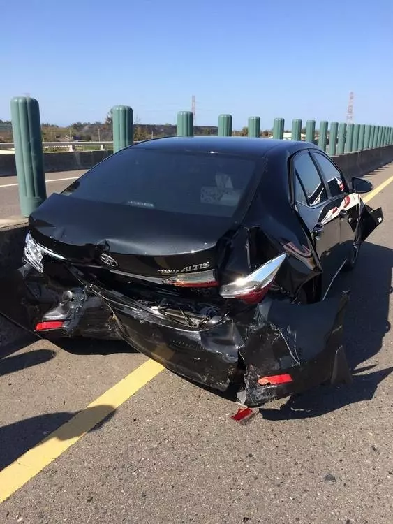 大過年的被撞...心痛 - 動研室七嘴八舌區 - 汽車討論區