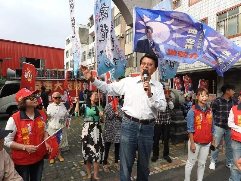 幫謝龍介總部成立站台 禿子漢子燕子今台南合體
