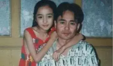 我們都被楊冪騙了!她能大紅大紫全靠這個男人,這張合照出賣了她!