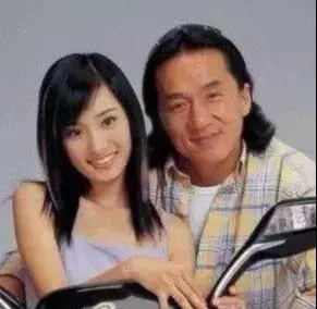 我們都被楊冪騙了!她能大紅大紫全靠這個男人,這張合照出賣了她!