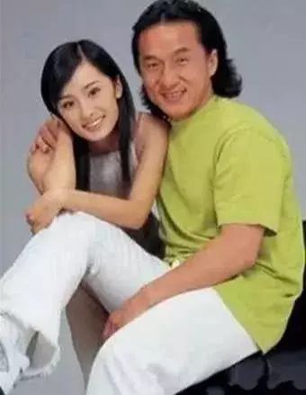 我們都被楊冪騙了!她能大紅大紫全靠這個男人,這張合照出賣了她!
