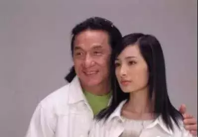 我們都被楊冪騙了!她能大紅大紫全靠這個男人,這張合照出賣了她!