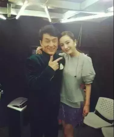 我們都被楊冪騙了!她能大紅大紫全靠這個男人,這張合照出賣了她!