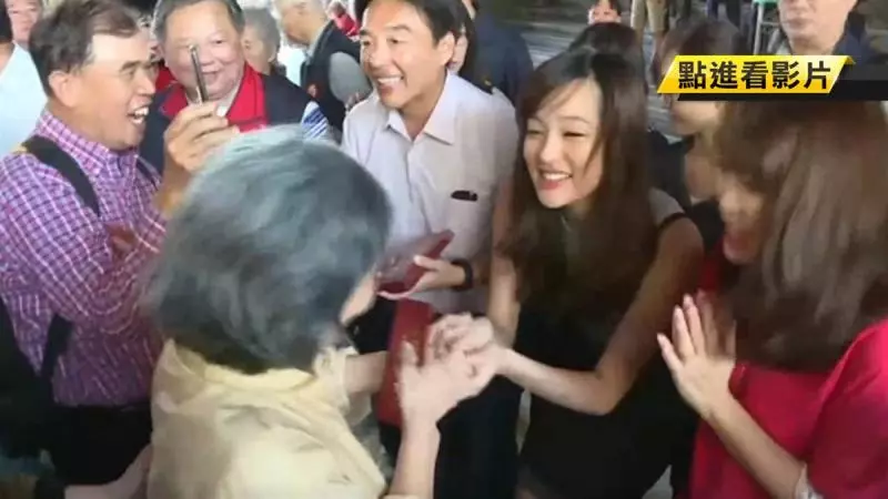 人氣強強滾!韓冰代父參拜廟宇發紅包 首回應選立委說