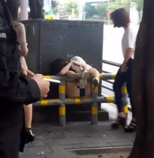抬不起頭!少女坐欄杆後仰秒卡住 下面門戶洞開超離譜